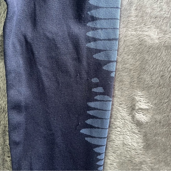 Spanx Aztec Stripe Blue Seamless Leggings Size Medium - Picture 8 of 9